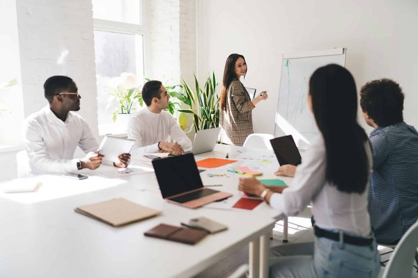 Quelles stratégies avancées de gestion de ressources dans « Surviving the Aftermath » peuvent être appliquées à des scénarios de crise réels?